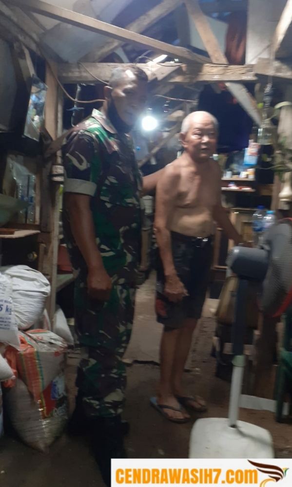 Babinsa Kunjungi Warga Kurang Mampu di Wilayah Binaan