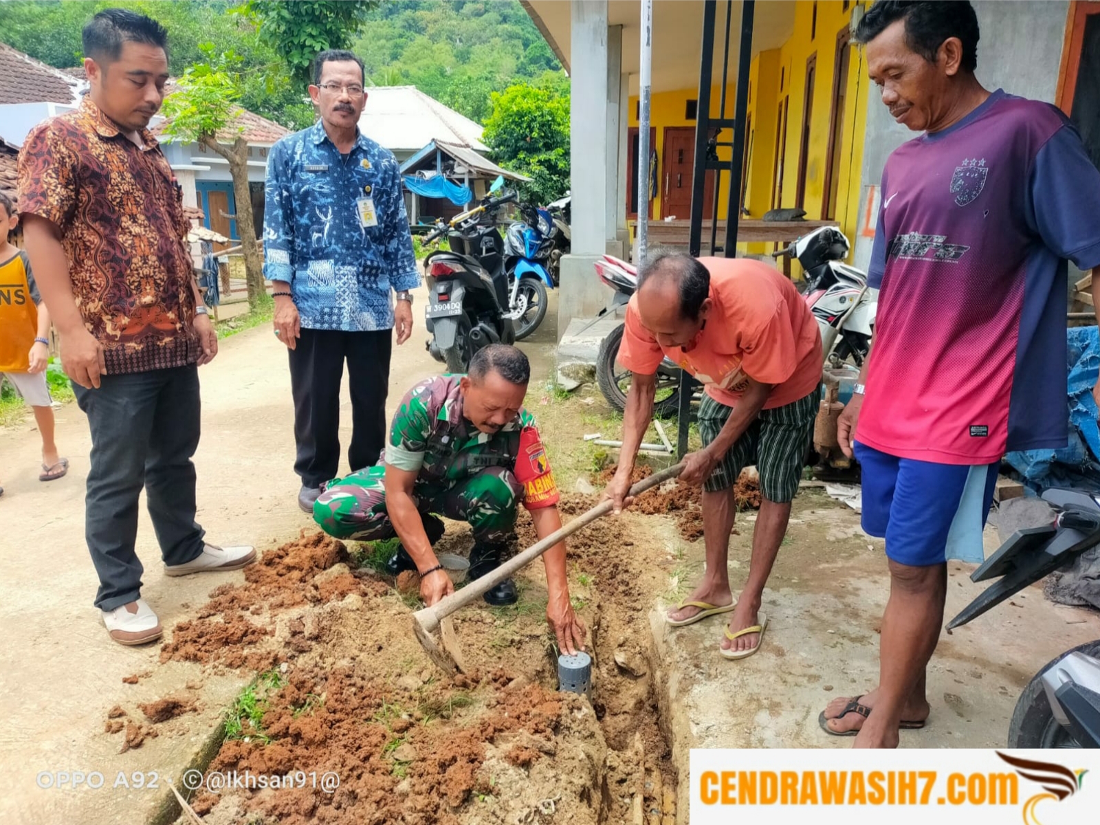 Babinsa Sangkapura Turut Berperan Mewujudkan Sejuta Biopori.