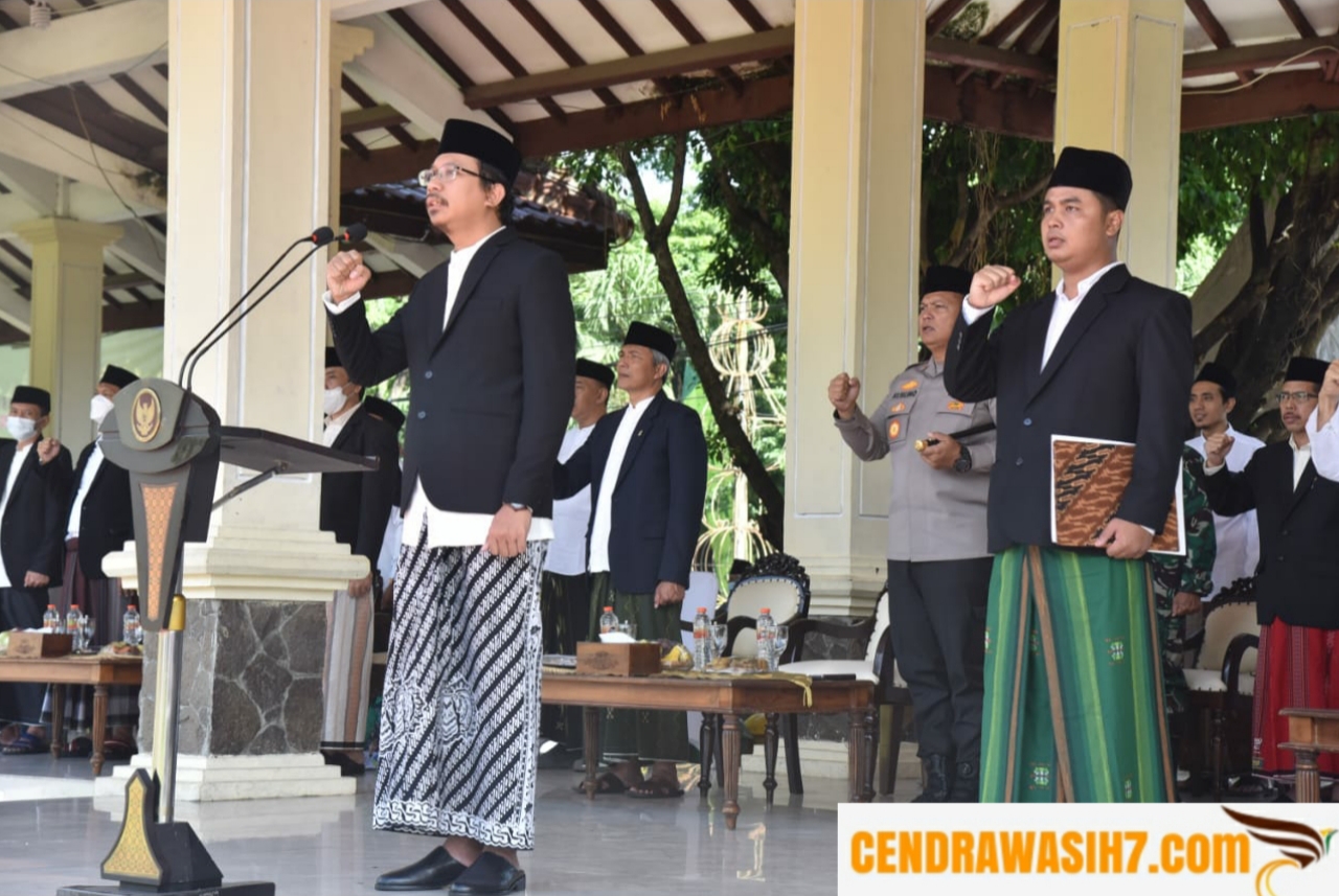 Pimpin Upacara Hari Santri Nasional, Bupati Gus Muhdlor Sampaikan Santri Bisa Menjadi Apa Saja