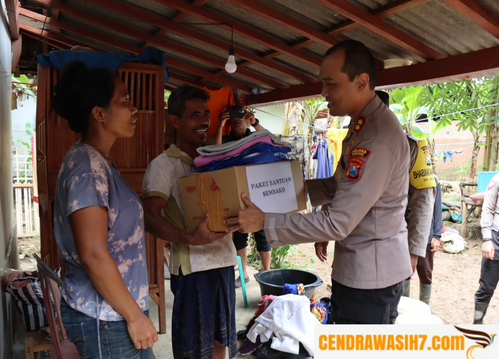 Polres Malang dan Bhayangkari Salurkan Bantuan Korban Banjir di Sumbermanjing Wetan