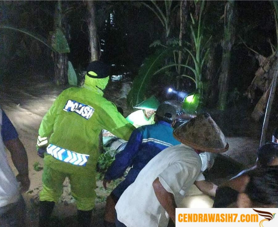 Personel Polres Ponorogo Berhasil Evakuasi 4 orang Warga yang Terjebak Banjir