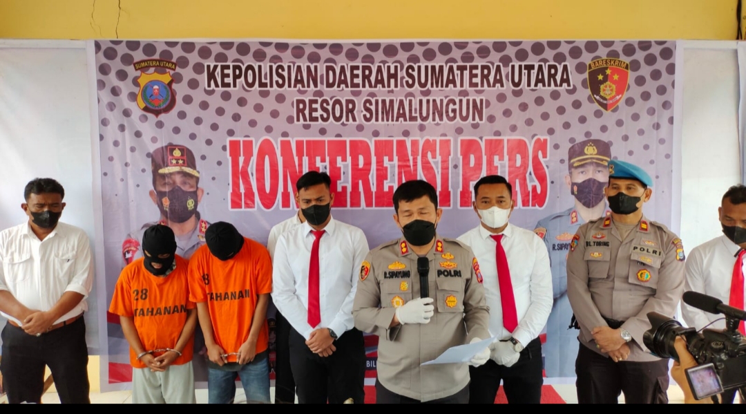 KAPOLRES SIMALUNGUN AKBP RONALD F.C. SIPAYUNG, S.H., S.I.K.,M.H., PIMPIN KONFERENSI PERS PEMBUNUHAN