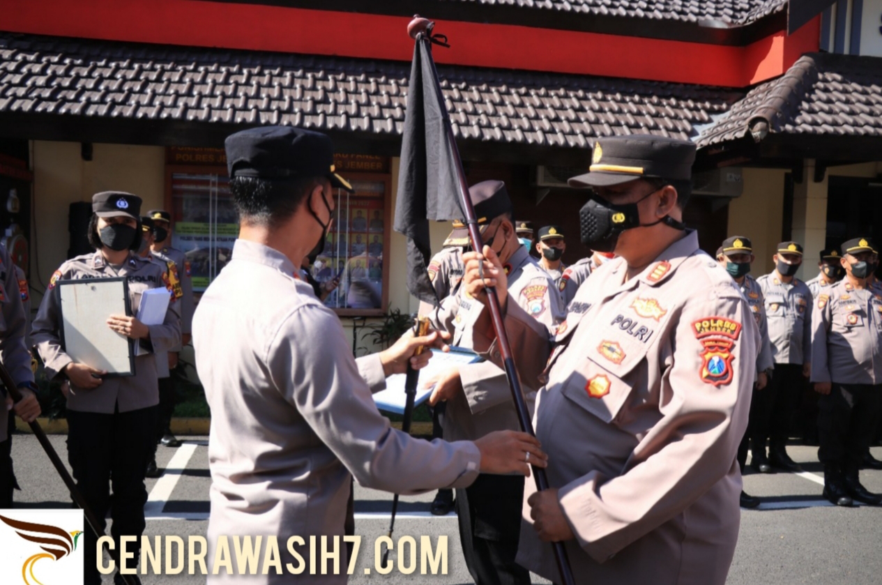 Kapolres Jember Berikan Ganjaran Kepada 21 Anggota Berprestasi Dan Punishment Polsek Yang Kurang Kinerjanya