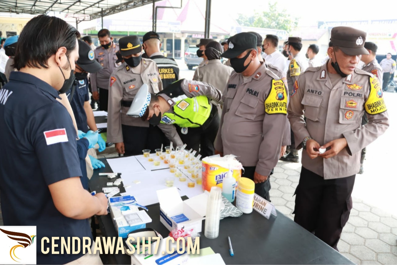 Ratusan Personel Polresta Mojokerto Jalani Tes Urine Mendadak