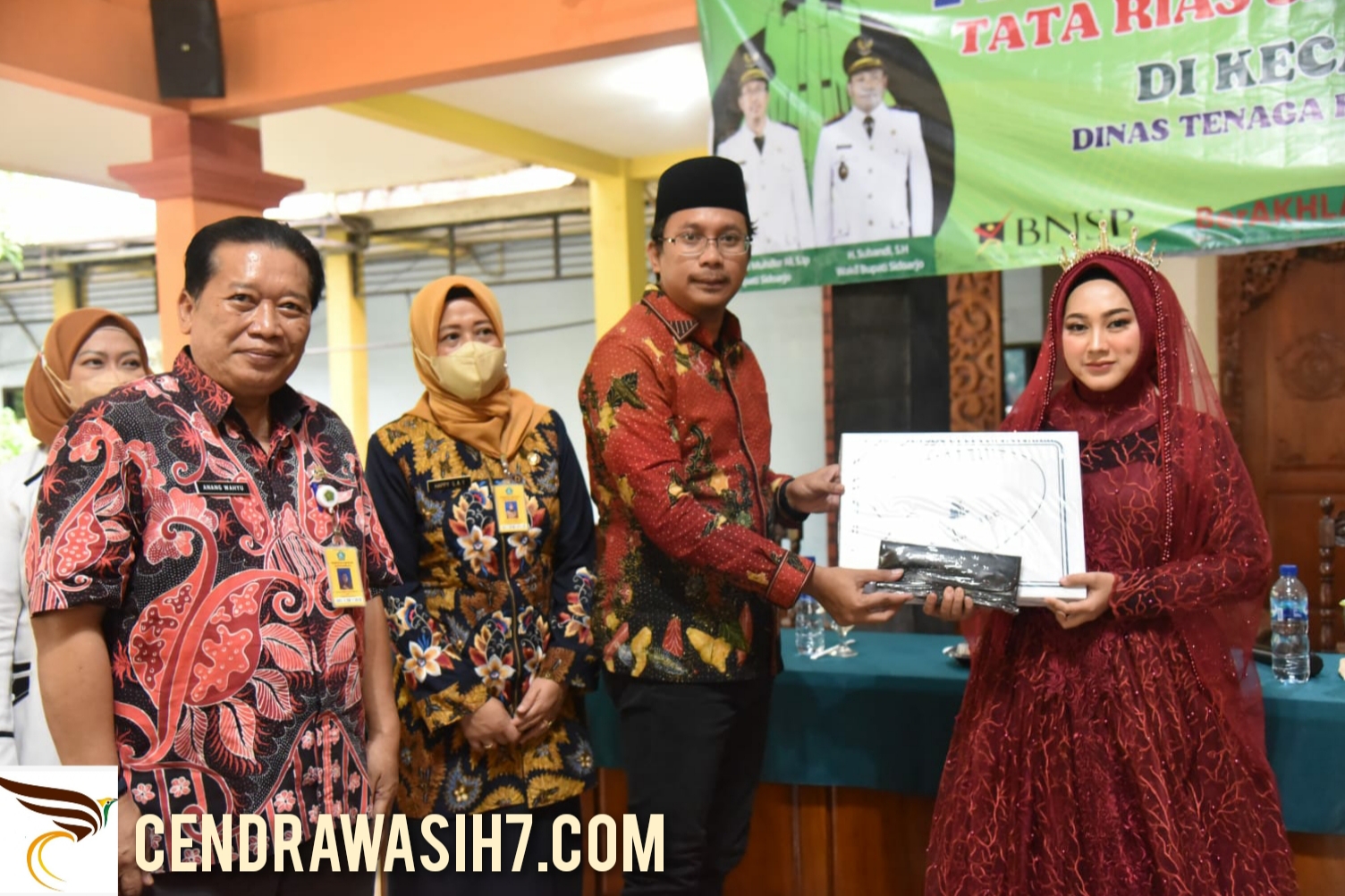 Gus Muhdlor Tutup Pelatihan Tata Rias Salon dan Barista di Dua Kecamatan Sekaligus