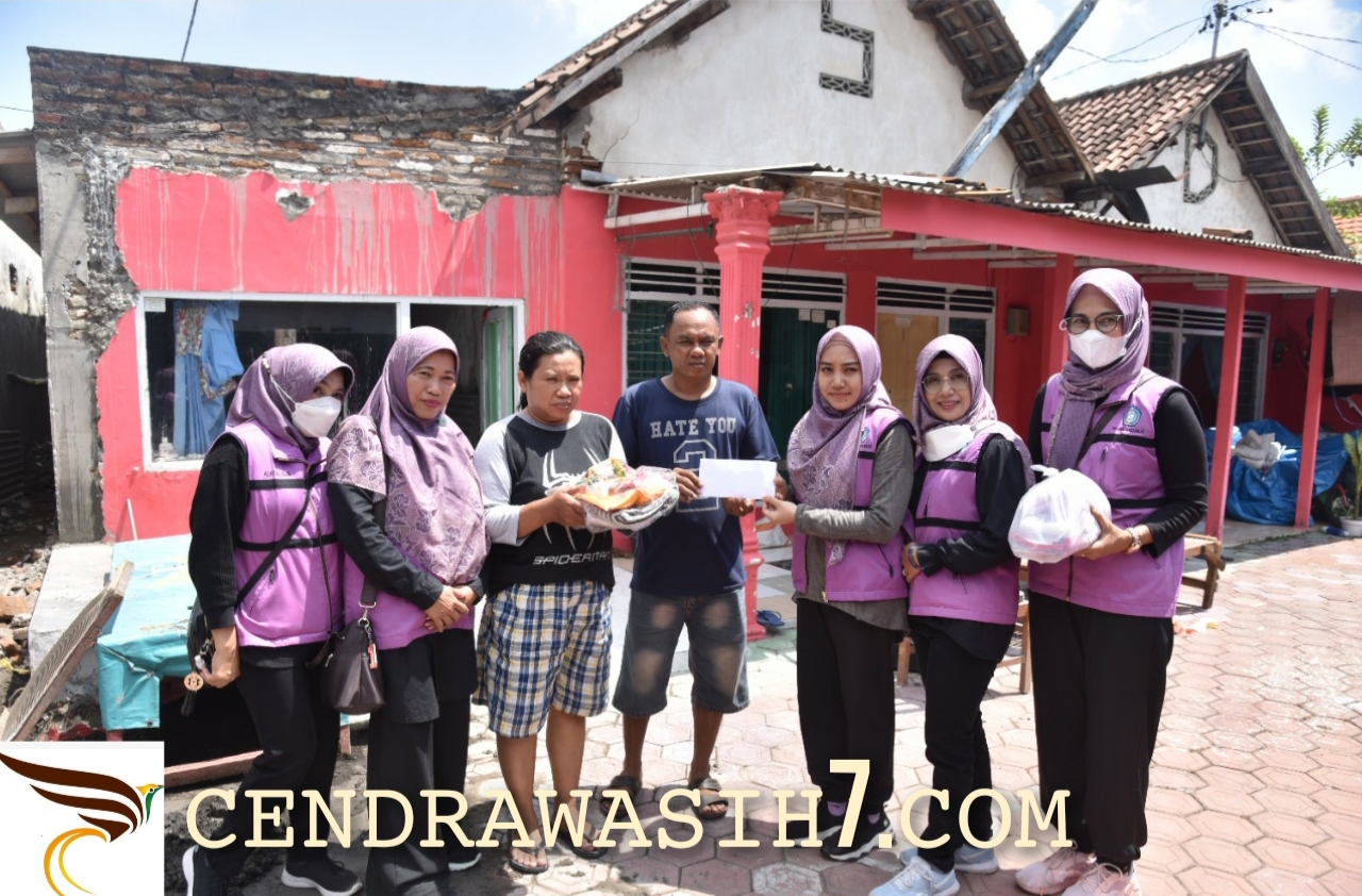 Ketua PKK Sidoarjo Sa’adah Muhdlor Berikan Bantuan Susu Hingga Pampers Untuk Balita Korban Bencana Angin Puting Beliung