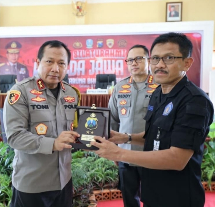 Kapolda Jatim Kunjungan Kerja dan Silaturahmi di SMA 2 Taruna Bhayangkara, Banyuwangi