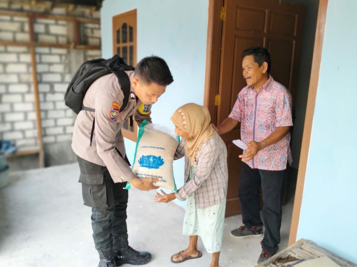 Polisi Peduli, Polres Lamongan Salurkan Ratusan Paket Sembako untuk Warga