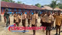 Satgas Yonif 642 /Kps Laksanakan Gadik Dan Latih Ilmu Dasar PBB Kepada Murid SDN 01 Ururu