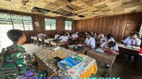 Satgas Yonif 642/Kps Laksanakan Gadik Tentang Sejarah dan Agama di SD Inpres Masyeta