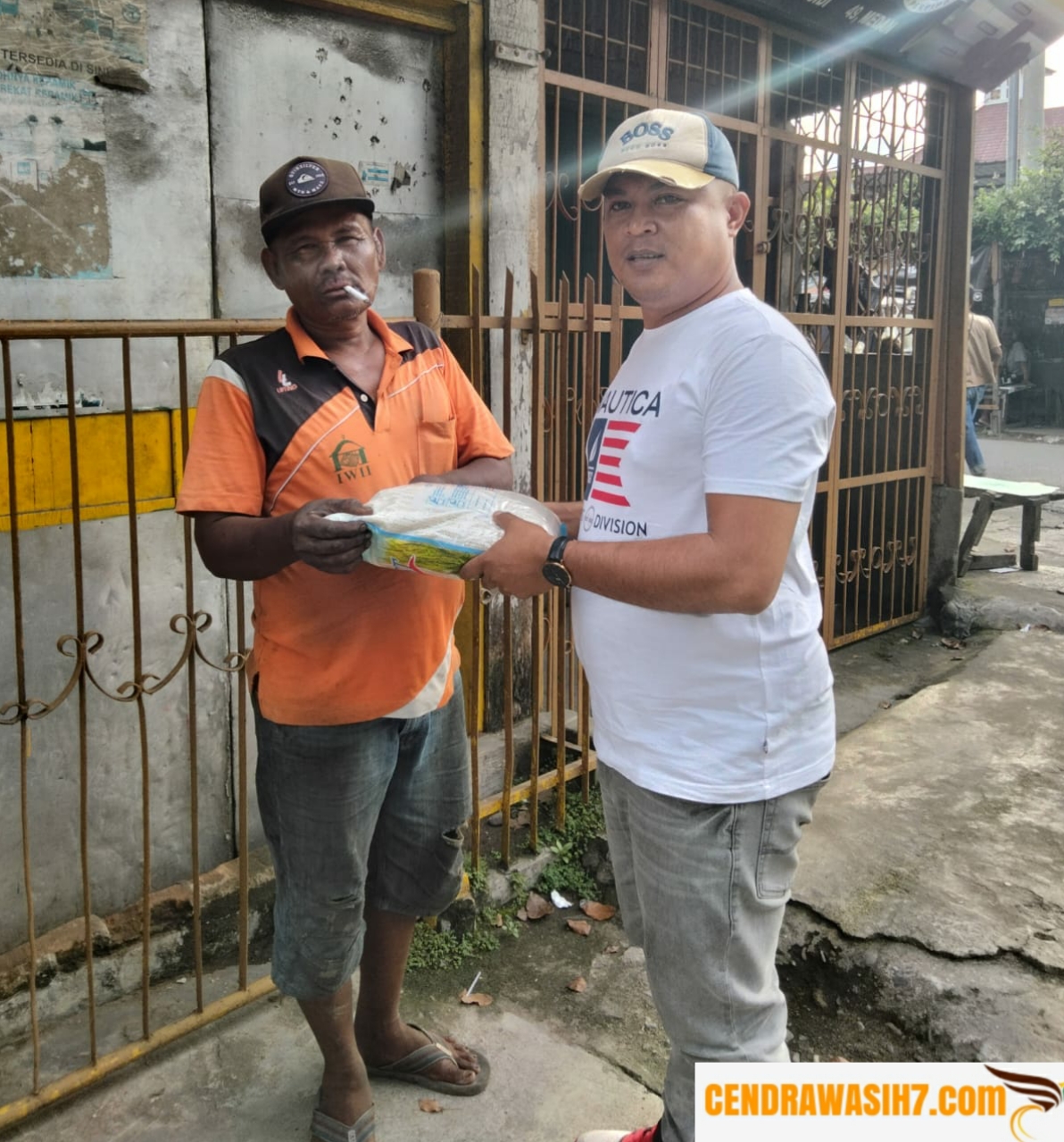 Sat Narkoba Polresta Deliserdang Bagi Sembako Ringankan Beban Masyarakat Terdampak BBM