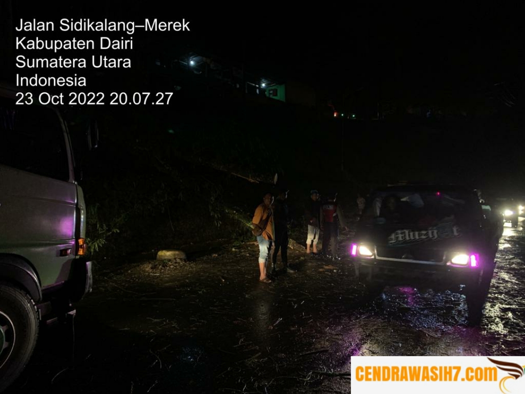 Sat Samapta Polres Dairi Lakukan Pengaturan Dan Pembersihan Jalan Terjadinya Pohon Tumbang Di Leter S Kabupaten Dairi