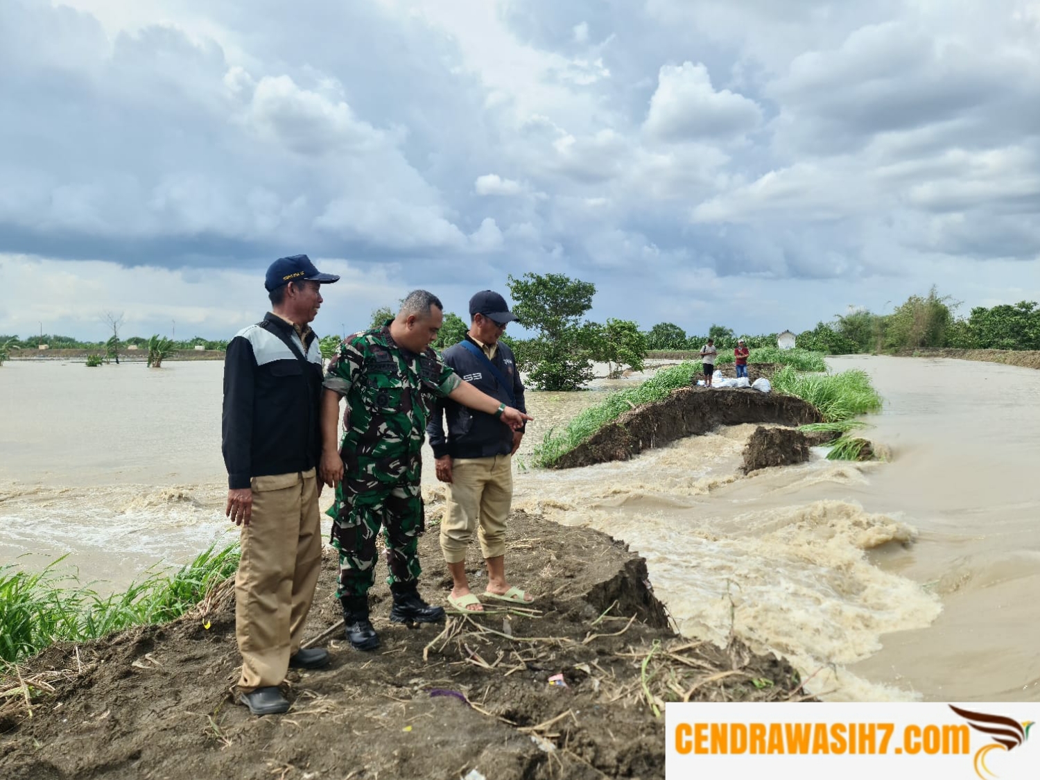 Tanggul Desa Cermen Jebol, TNI Bantu Evakuasi.