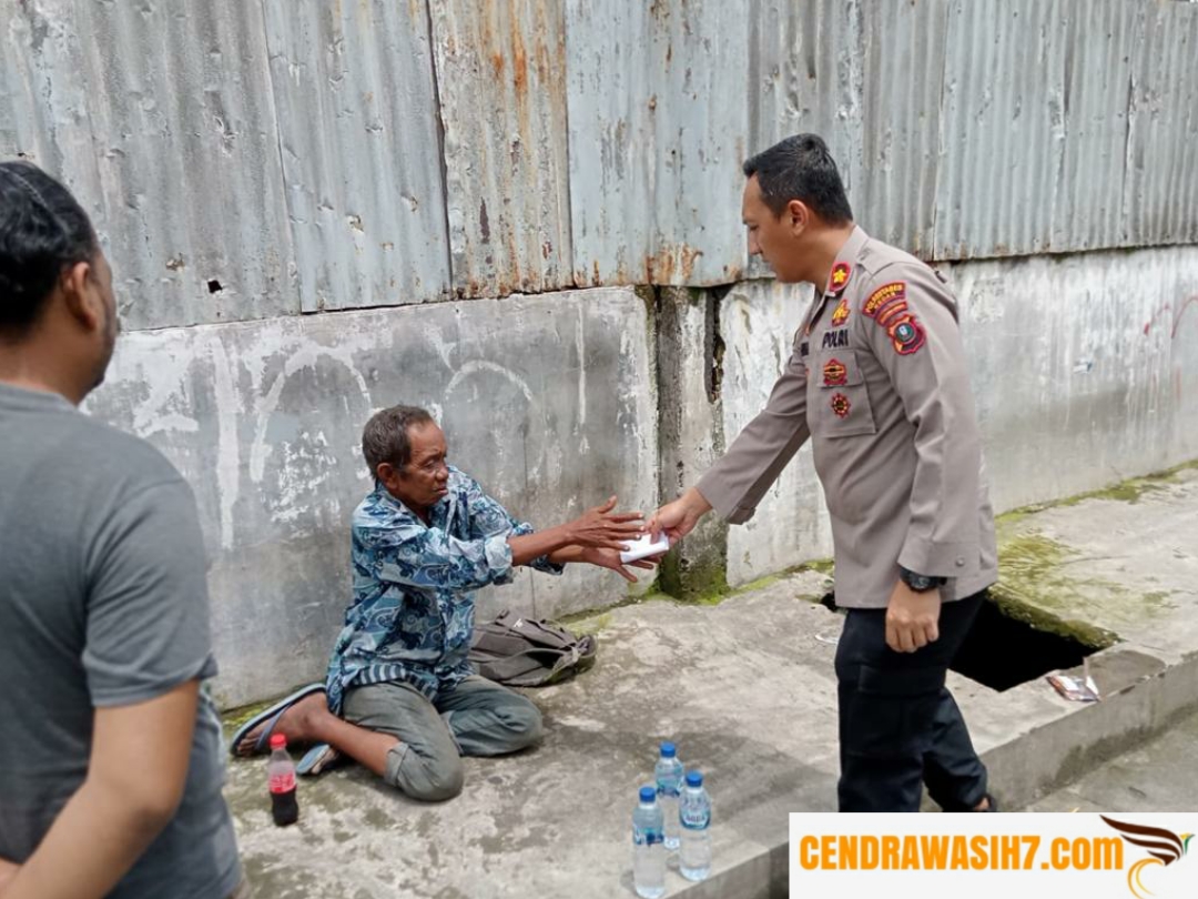 Respon Dumas, Kapolsek Medan Baru Memberi Bantuan kepada Kakek yang Dipalak Preman