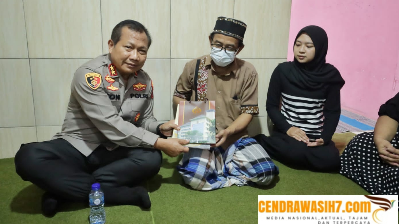 Turut Berduka, Kapolda Jatim Kunjungi Rumah Keluarga Tragedi Kanjuruhan di Kota Mala