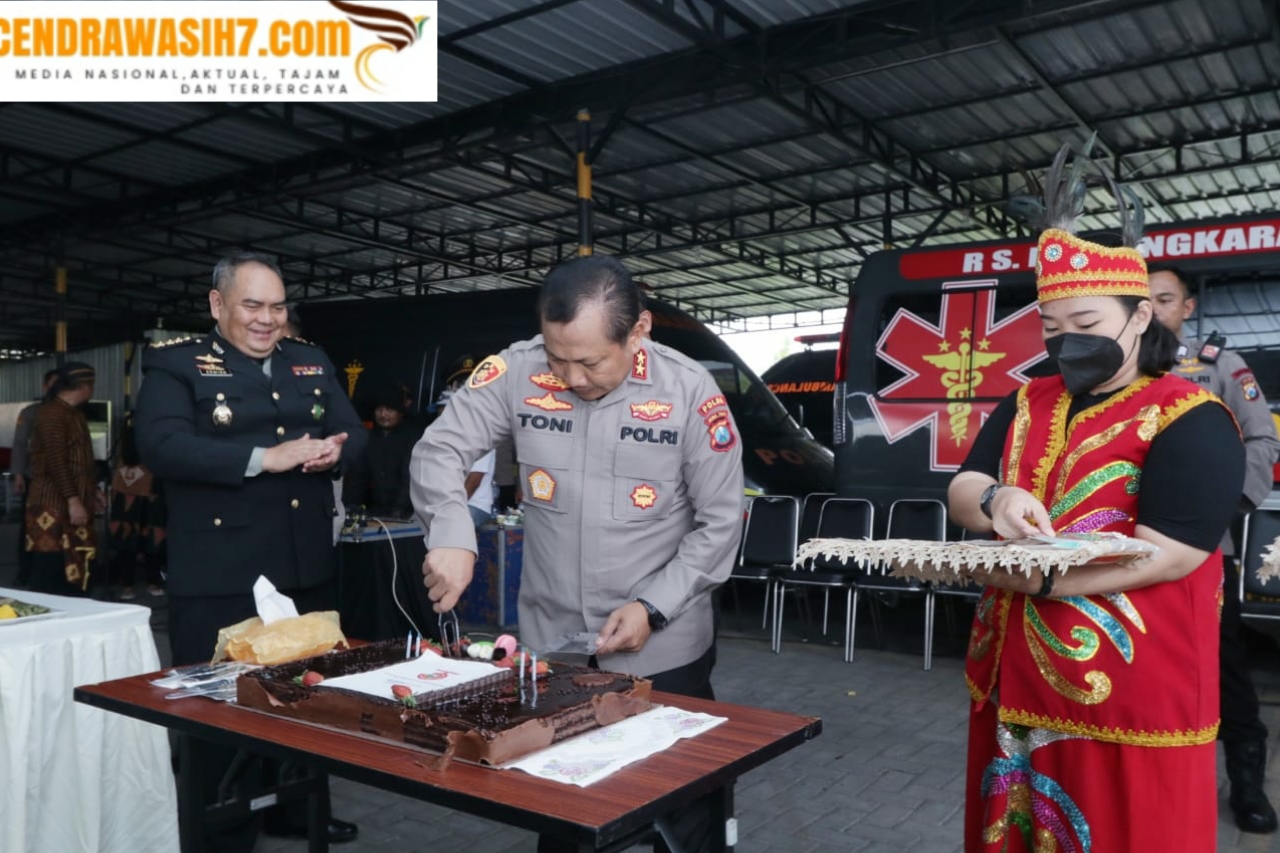 Sambut HUT Rs. Bhayangkara Polda Jatim, Petugas Pelayanan Gunakan Baju Adat