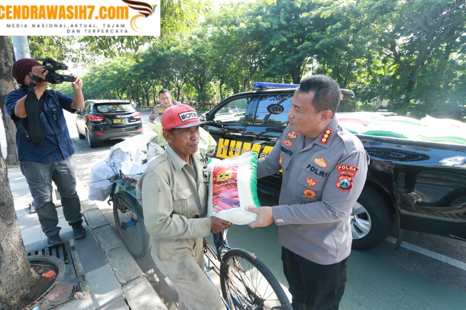Jelang HUT Humas Polri ke 71, Bidhumas Polda Jatim Bagikan 100 Paket Sembako