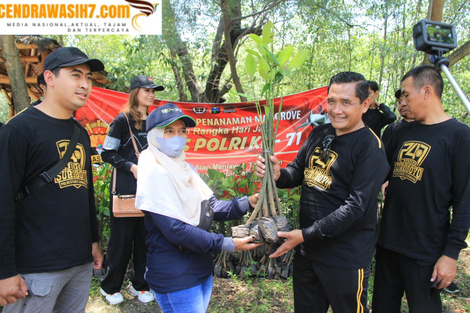 Peringati HUT Humas Polri ke-71, Polrestabes Surabaya Tanam Bibit Pohon Mangrove