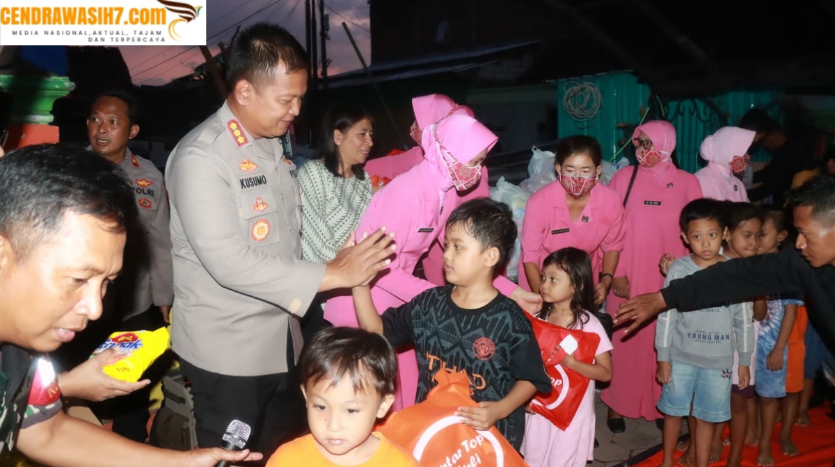 Polresta Sidoarjo dan Bhayangkari Berikan Paket Sembako dan Perlengkapan Sekolah di Lokasi Bencana Puting Beliung