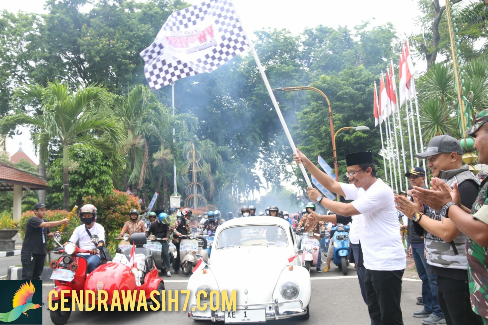 Gus Muhdlor Bersama Gubernur Khofifah Berangkatkan East Java VW dan Vespa Festival 2022