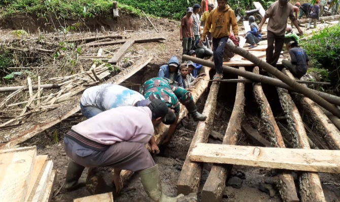 Jembatan Rusak, Babinsa Bersama Masyarakat Buat Jembatan Darurat.