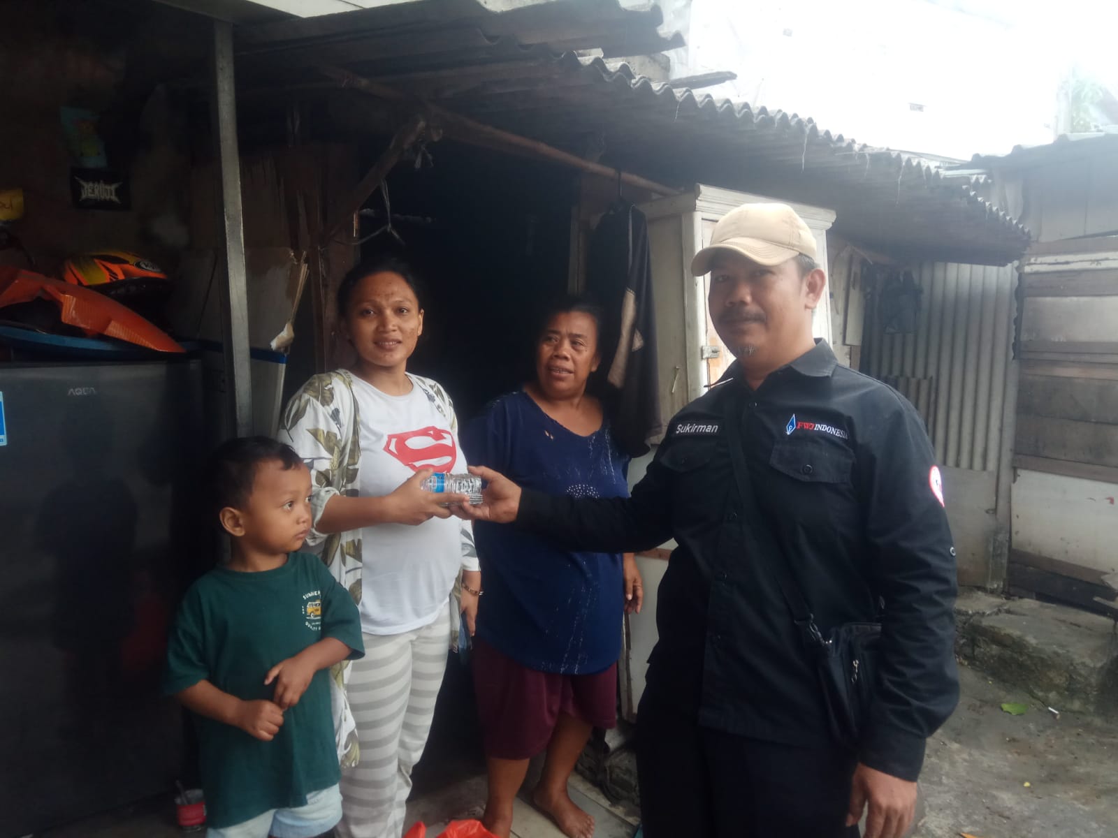 Berbagi di Jumat Berkah Rutin,FWJI Korwil Jakarta Barat Bagikan Makanan Siap Saji