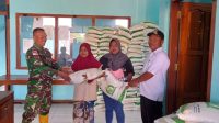 Babinsa Pos Ramil Kurik bantu Aparat Kampung salurkan Beras Sejahtera