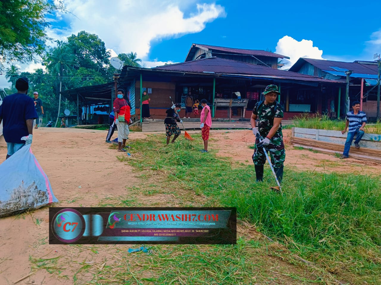 Satgas Yonif 125/SMB Laksanakan Karya Bakti Bersihkan Kampung Bersama Warga Yagatsu