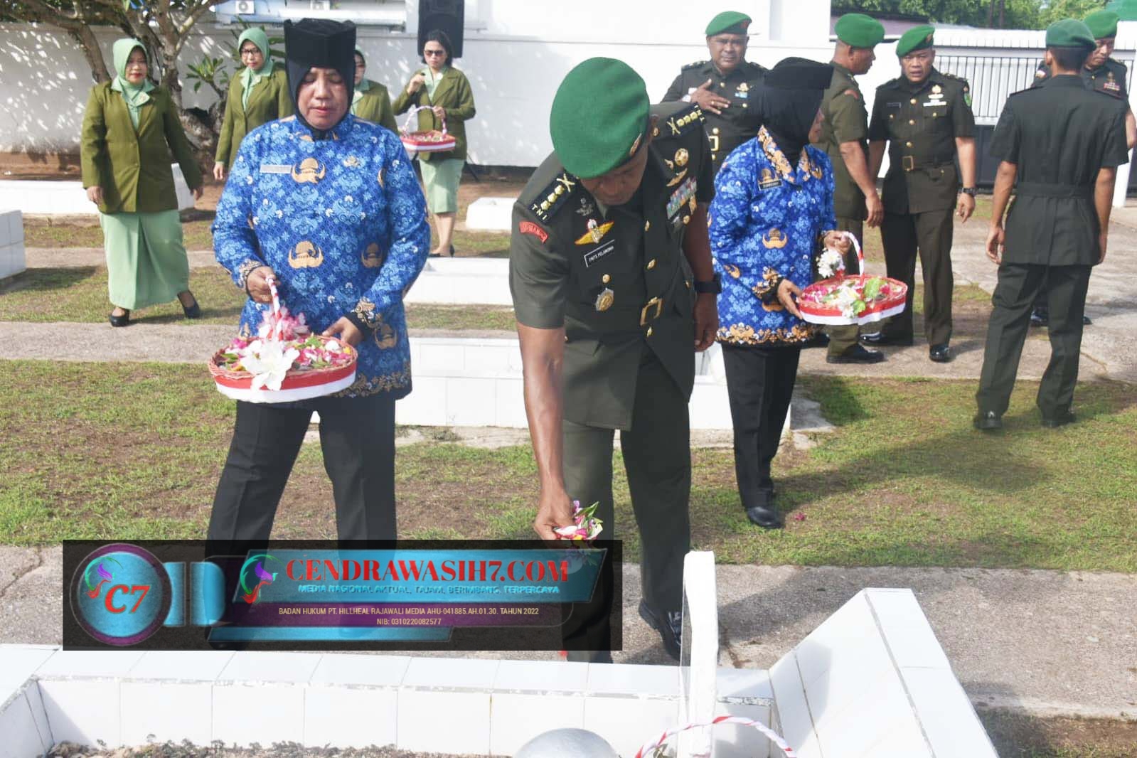 Peringati hari Juang Kartika TNI-AD ke 78 KOREM 174/ATW melaksanakan tabur bunga di TMP
