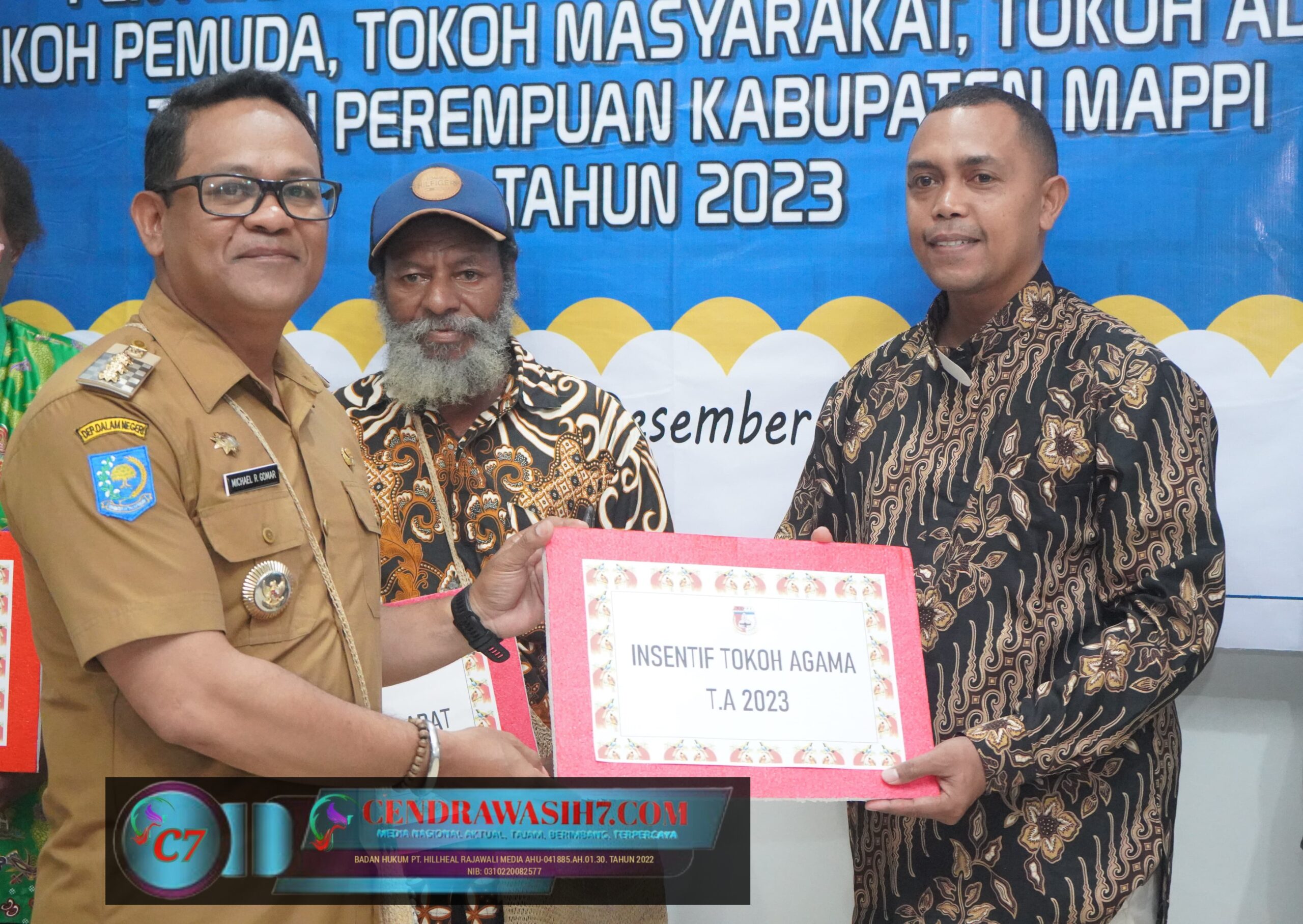 Perdana, Pj. Bupati Mappi Salurkan Bantuan Insentif Bagi Para Tokoh melalui Dana Otsus 2023