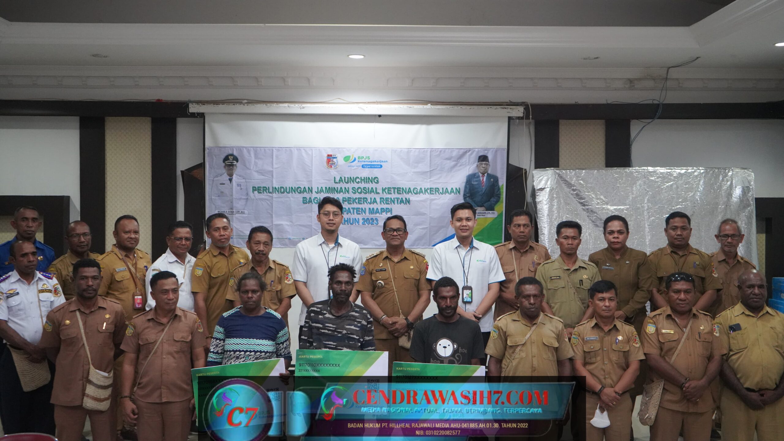 2.000 Pekerja Rentan Mendapatkan Perlindungan Jamsos JKK/JKM diserahkan oleh Pj. Bupati Mappi