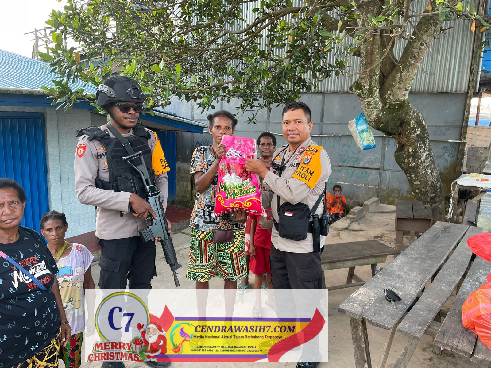 Jelang Nataru, Regu Patroli Sambang Presisi Polres Mappi Bagikan Sembako Kepada Warga Kepi
