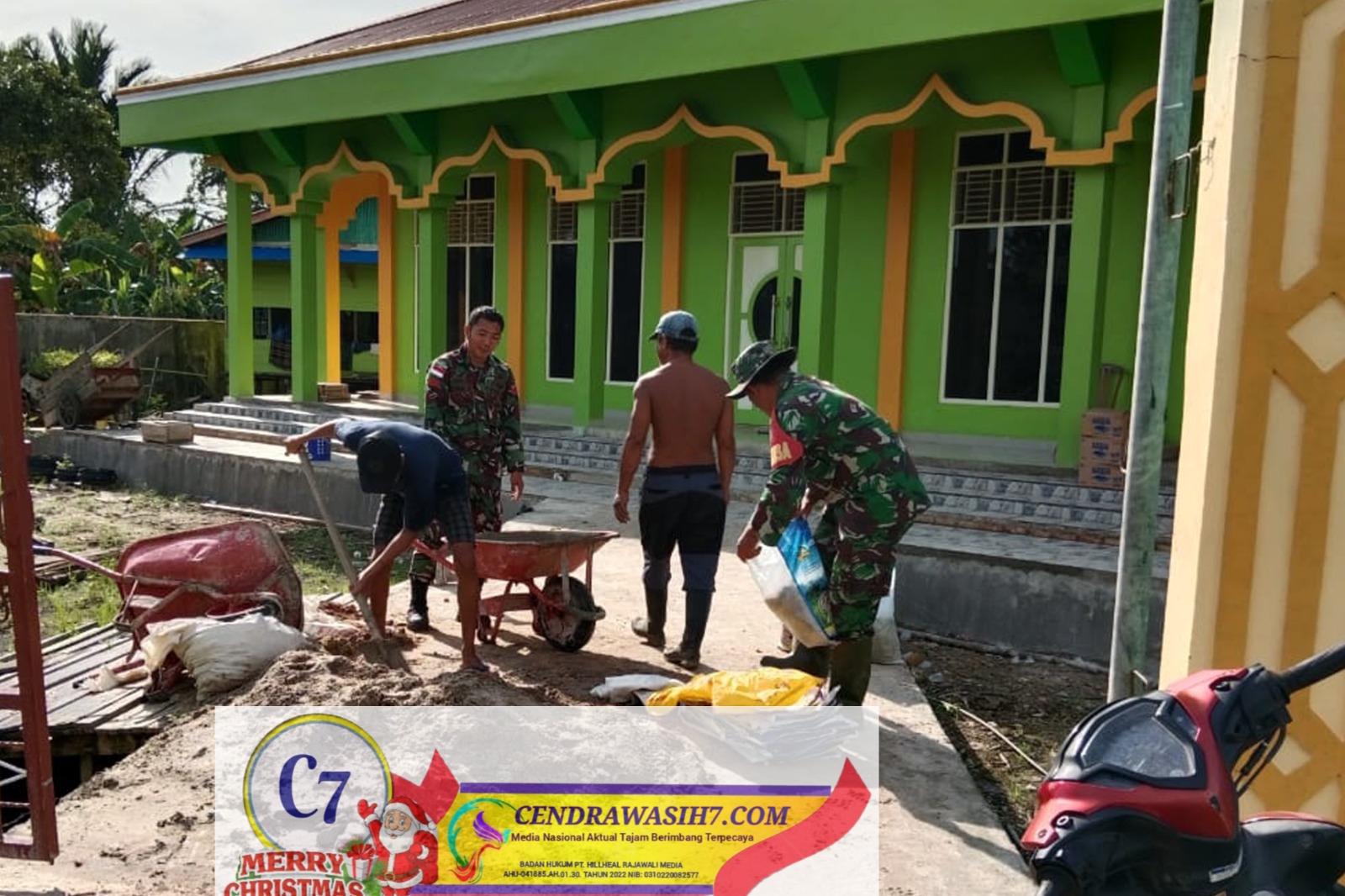Babinsa Senggo bersama Petugas Musholla Kerja Bakti Pengecoran Penampungan air