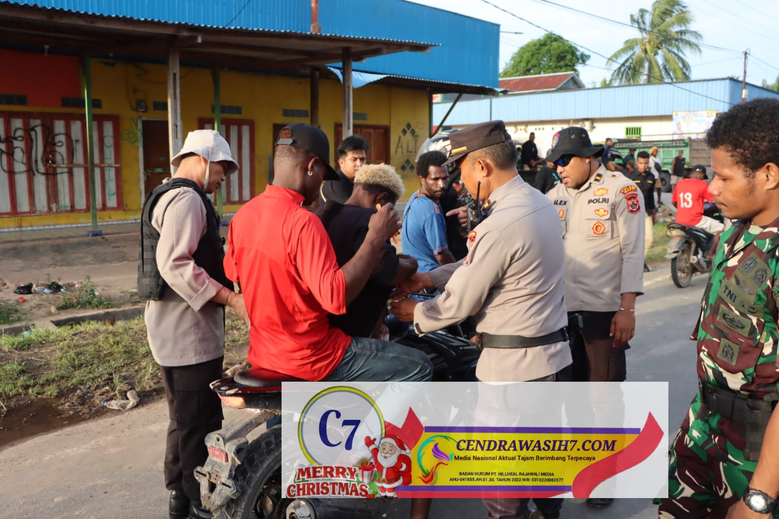 Personil Gabungan TNI-Polri Sweeping Sajam di Kota Kepi