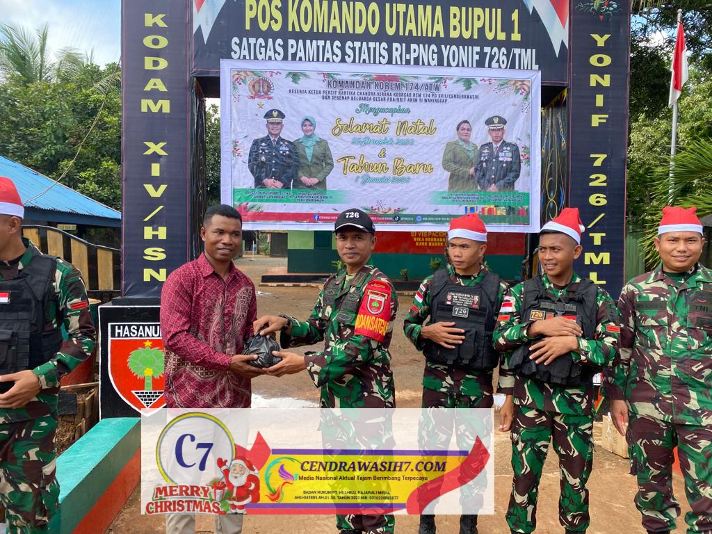 Bawa Kebahagian Natal, Personel Satgas Tamalatea Buat Warga di Perbatasan Gembira