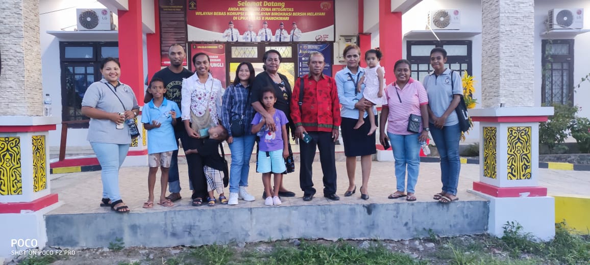 Ketua Yayasan Noseni Tebar Kasih Manokwari, berbagi kasih di LPKA dan LPP