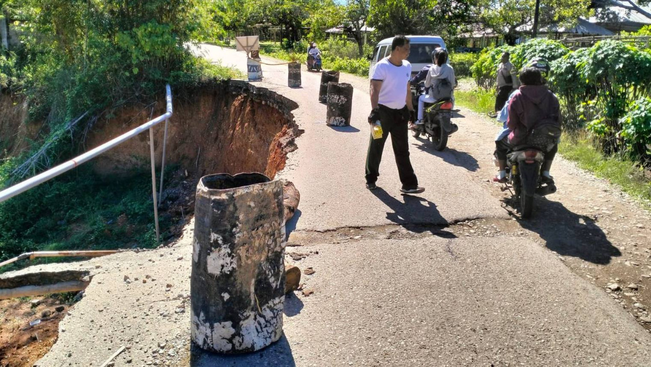 Jalan Raya Penghubung Lima Kecamatan Longsor, Anggota Polsek Tasifeto Timur Turun Pasang Garis Polisi