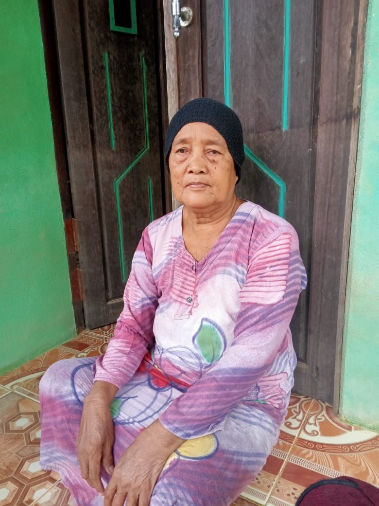 Nenek Sekinah Berusia 66 Tahun  Tidak Pernah Mendapatkan Bantuan BLT dan PKH