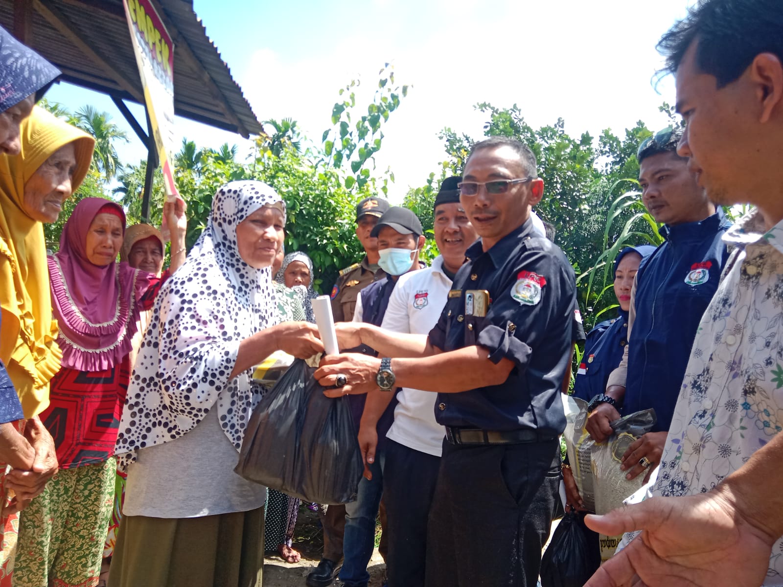 Anniversary LPKNI ke 6 Provinsi Jambi Berbagi Sembako kepada Para Lansia.