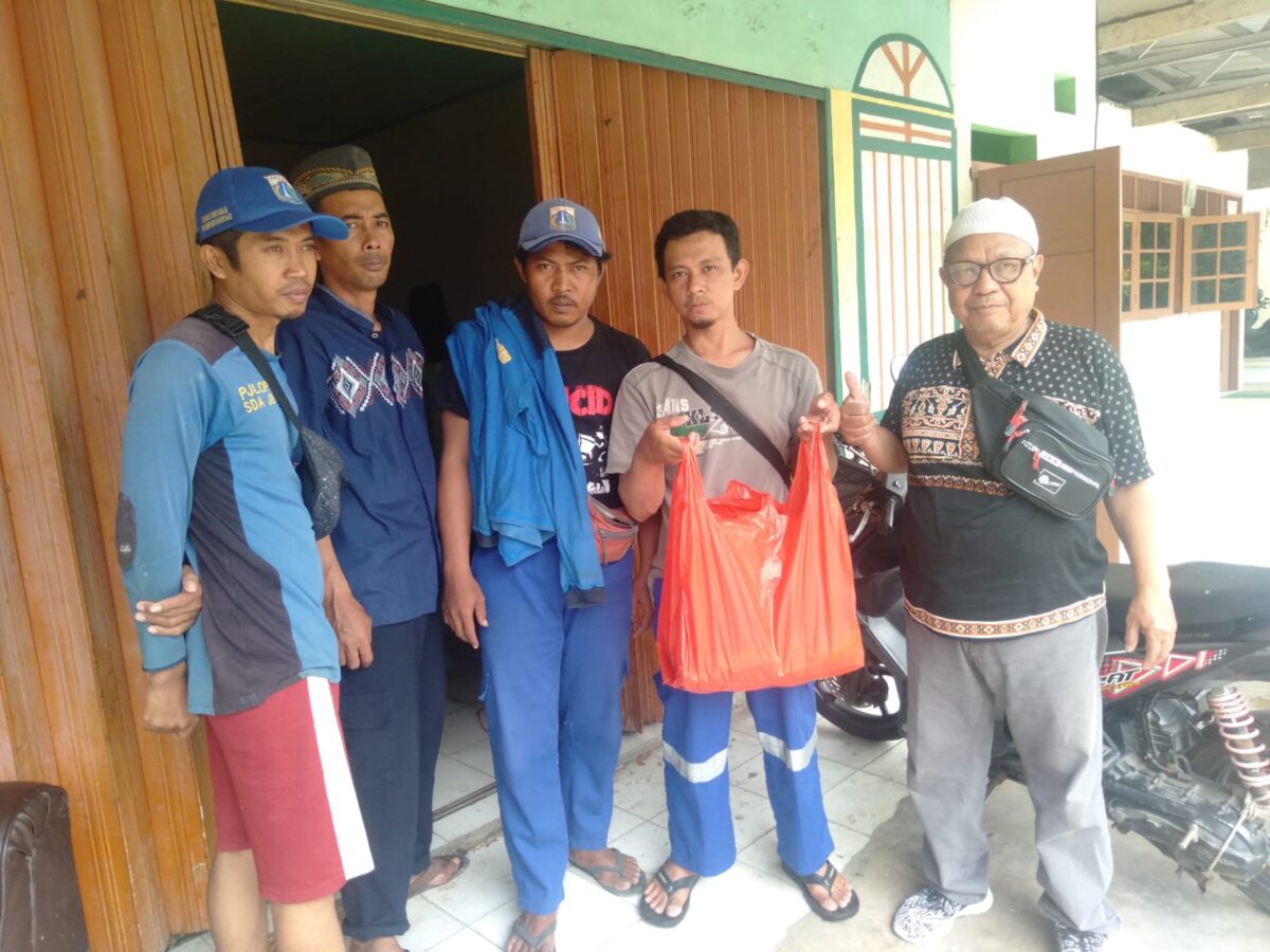 FWJ Indonesia Korwil Jakarta Barat Bagikan Makanan Siap Saji Di Jumat Berkah Rutin