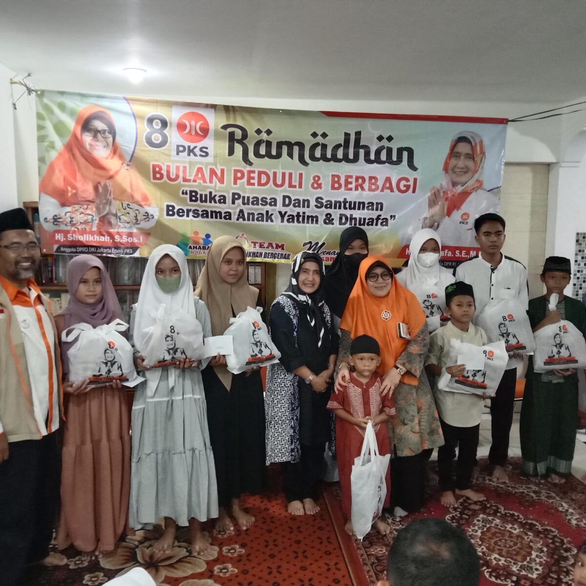 Anggota DPRD DKI Jakarta Hj.Sholikhah Santuni 100 Anak Yatim di Pegadungan