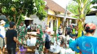 Koramil Dringu Kerja Bakti Bangun Tanggul Penahan Tanah