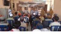 Diskan Serahkan Bantuan Sarana K3 Nelayan Di Desa Gili Ketapang