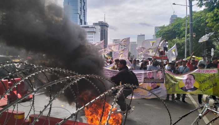 Peserta Aksi Bakar Ban bekas di jalan