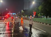 Warga Mengadu” Polisi Bergerak Kawal Gulkarmat Penyemprotan Jalan Berlumpur, Cegah Kecelakaan