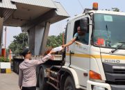 Jumat Penuh Keberkahan Bagikan Makanan dan Minuman