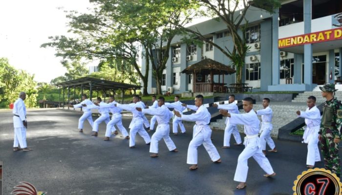 Bekali Diri, Prajurit Denmako Pasmar 3 Laksanakan Latihan Beladiri Karate