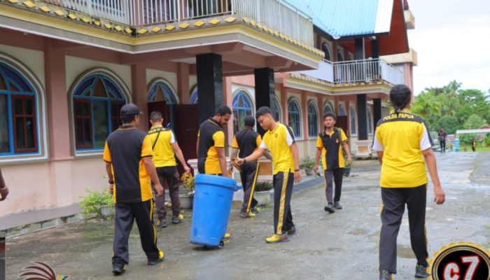 Polres Waropen Bakti Sosial Religi di Gereja GKI Bethania Waren