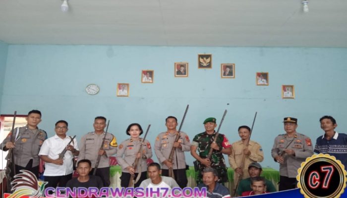 Kades Giri Mulya bersama Masyarakat Serahkan14 Senpira , 12 Senpira Laras Panjang dan, 2 Senpira Laras Pendek