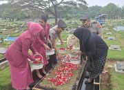 Polres Pelabuhan Tanjung Priok Gelar Tabur Bunga Dan Ziarah Kubur untuk Hormati Jasa Bhayangkara Gugur”